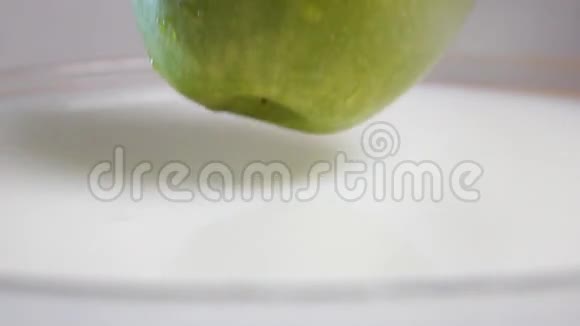 苹果掉进牛奶里视频的预览图