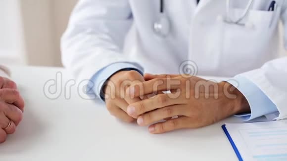 医生在诊所支持老年妇女的手视频的预览图