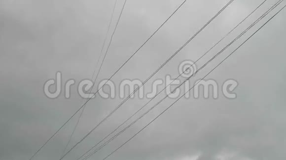 暴风雨天气时电线摇摆灰色的天空在后面视频的预览图