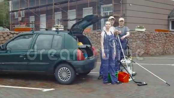 三个清洁工站在汽车附近视频的预览图