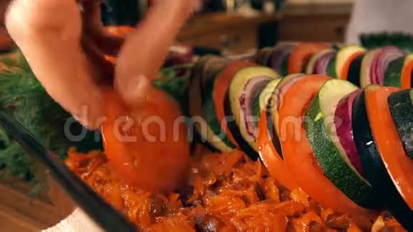 把切好的蔬菜放进玻璃锅里业余烹饪拉塔图耶在家健康饮食和混合概念4K视频的预览图