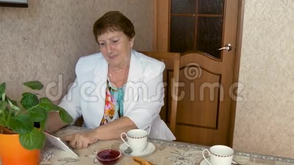一个成年女人用药片在餐桌上喝茶视频的预览图