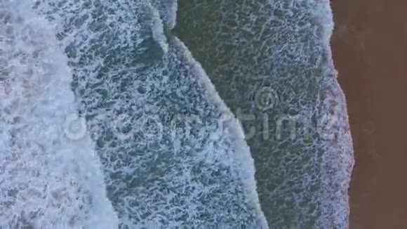 地中海海滩海浪的空中镜头视频的预览图