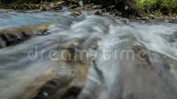时间在滑块上滑动他米拉普斯的瀑布水落在镜头上水溅在镜头上视频的预览图