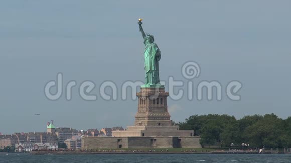 自由女神像缩小版纽约市视频的预览图
