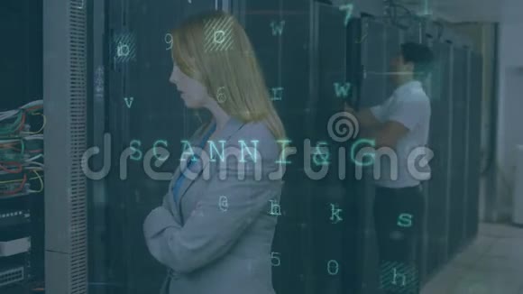 男子和妇女在服务器机房检查计算机和安全警告信息视频的预览图