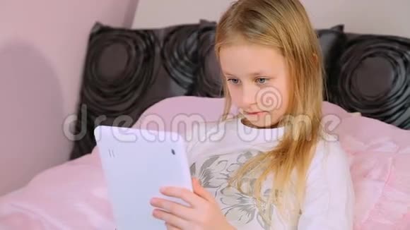 女孩用平板电脑视频的预览图