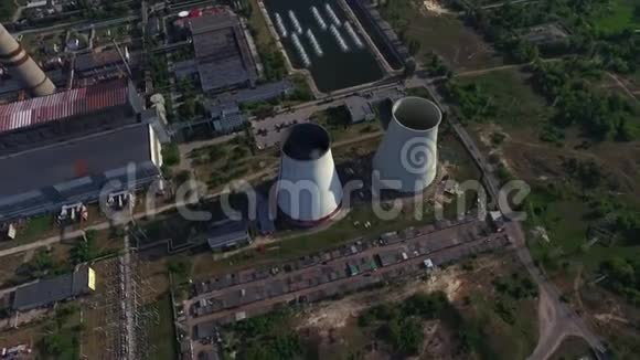 发电厂的管道水力发电站的Drone观景烟囱视频的预览图