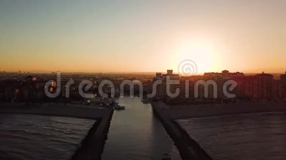 在巴伦西亚附近的地中海海岸日落时从上面可以看到西班牙萨普拉亚港视频的预览图