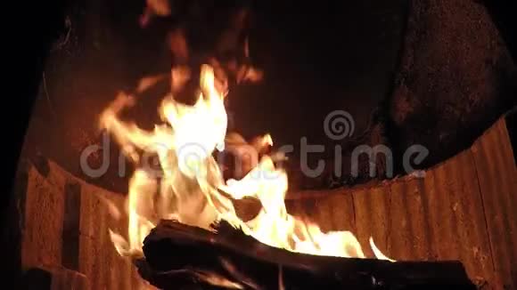 平静美丽的壁炉火焰慢动作视频的预览图
