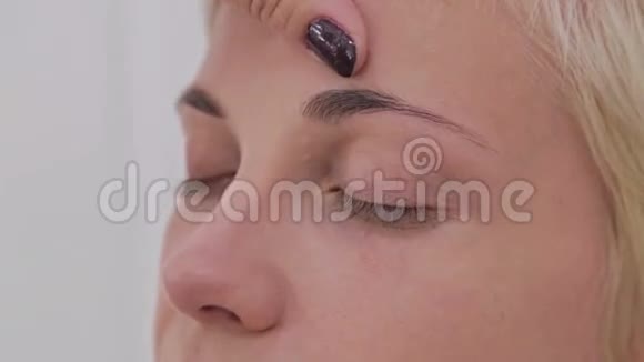 特写镜头专业化妆师为客户挑眉毛视频的预览图
