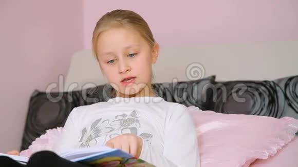 女孩读书视频的预览图