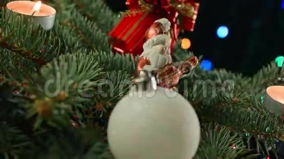 在黑暗的背景上装饰圣诞老人圣诞老人和仙女灯视频的预览图