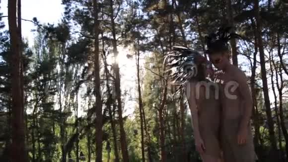 美丽的美国土著印第安人男女在森林里穿着传统服装视频的预览图