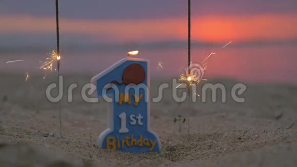 在模糊的夕阳下蜡烛和两个闪烁的星星站在沙滩上的慢镜头视频的预览图