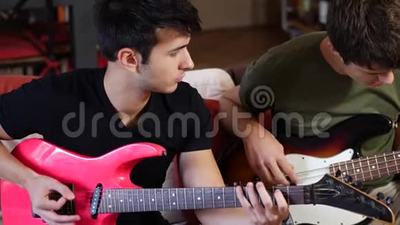 年轻人玩电吉他视频的预览图