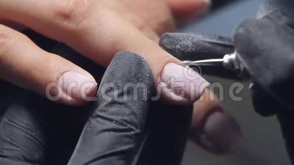 美容师为美容店修指甲而在美甲吧里修指甲视频的预览图