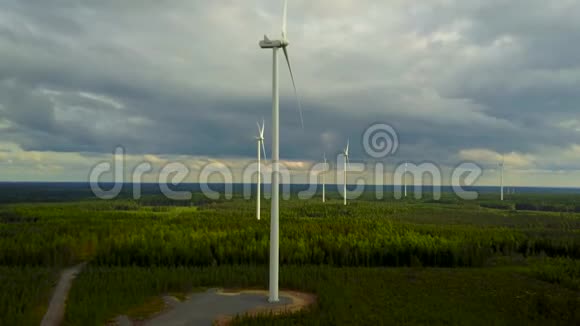 阴天森林风力涡轮机视频的预览图