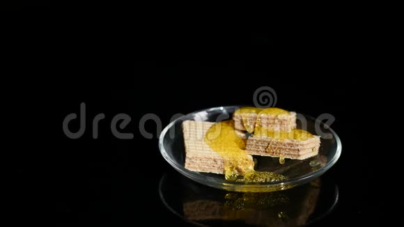 黑底碗里有蜂蜜和坚果的华夫饼视频的预览图