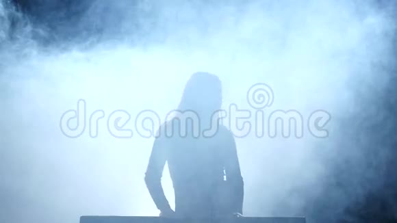 烟雾弥漫的舞台上弹钢琴的女孩慢动作视频的预览图