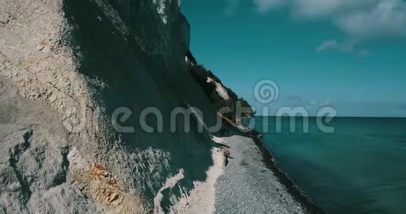 翡翠色的大海和白色的悬崖视频的预览图