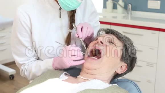 老年妇女进行常规牙齿检查视频的预览图