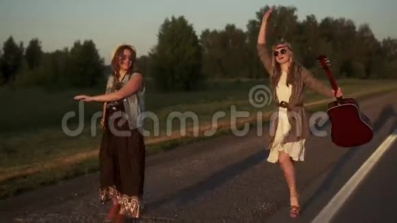 女孩们的嬉皮士走在街上无忧无虑地跳舞视频的预览图