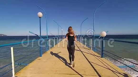 日落时分在码头上慢跑的女孩慢镜头高清视频视频的预览图