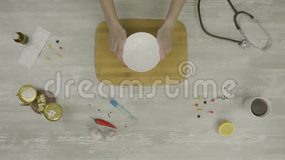 将牛奶倒入碗或盘子中关闭视野男人用手把炼乳倒在木架上的碗里视频的预览图