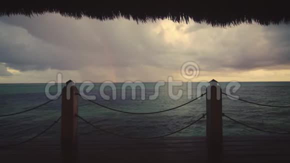 从蓬塔卡纳度假胜地的木墩看到加勒比海和彩虹的日落景色视频的预览图