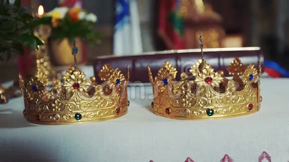 金冠在祭坛上神父的属性视频的预览图