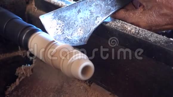 熟练的工匠工作的木片视频的预览图
