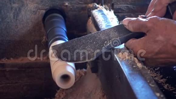 熟练的工匠工作的木片视频的预览图