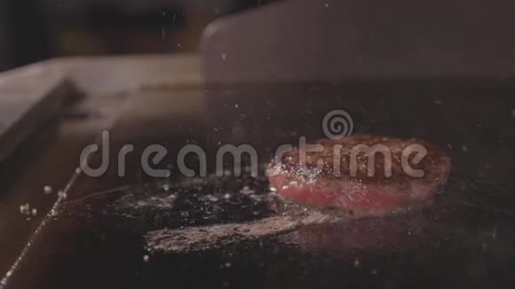 厨师烹饪和按铲多汁的肉为汉堡街头食品视频的预览图