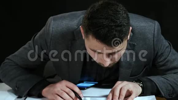 人的建筑师用铅笔在办公桌上的一张大纸上画一个平面图图形设计几何形状黑色视频的预览图