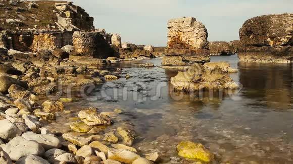 锯齿状的岩石和海洋视频的预览图