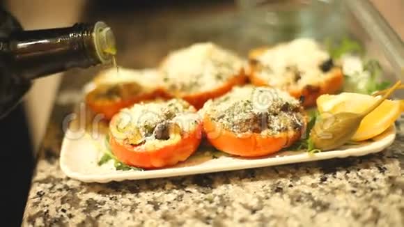 在上菜前用橄榄油调味蔬菜餐视频的预览图