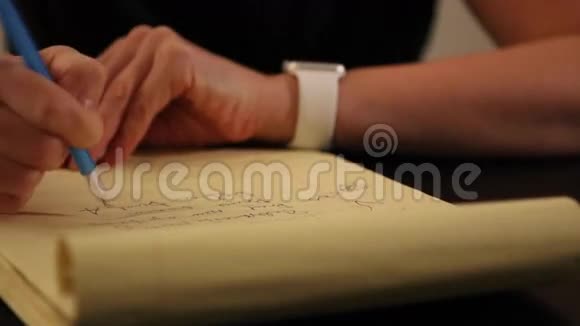 女人在读文字写纸视频的预览图