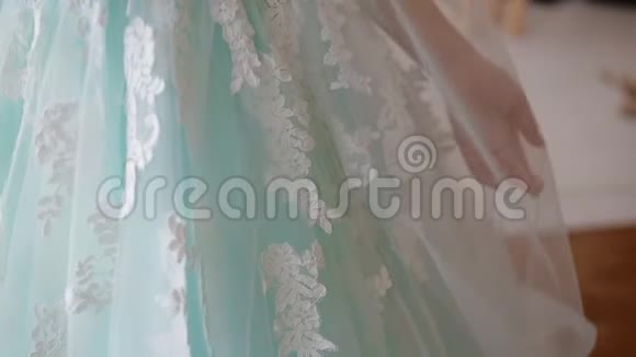 婚纱花边礼服的特写镜头视频的预览图