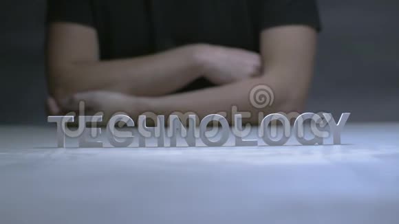 男性双手破字技术从白色塑料字母灰色背景视频的预览图