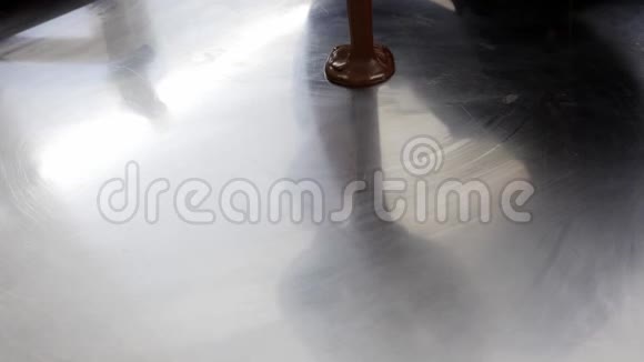 一个单份蛋糕躺在桌子上镜头聚焦再次偏离焦点视频的预览图