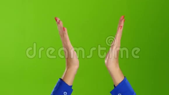 女人的手直拍手腕绿屏工作室视频的预览图