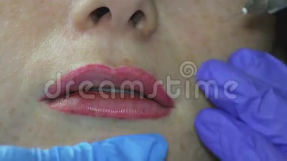 一个增加嘴唇的镜头视频的预览图