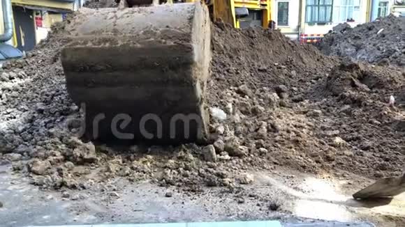 挖掘机斗倒地面修理水管视频的预览图