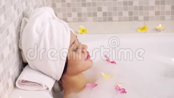 年轻女子在浴缸里放松视频的预览图