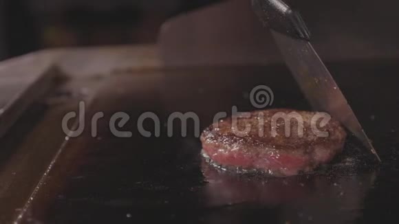 厨师烹饪和按铲多汁的肉为汉堡街头食品视频的预览图