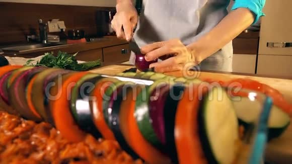 切红洋葱烹饪自制的拉塔图耶4K型特写镜头视频的预览图