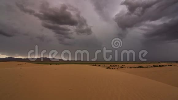 沙漠里的雷雨天空和闪电视频的预览图