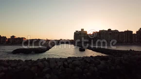 在巴伦西亚附近的地中海海岸日落时从上面可以看到西班牙萨普拉亚港视频的预览图
