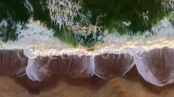 海浪在斯瓦科普蒙德海滩上破碎视频的预览图